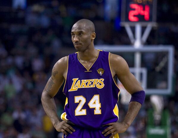 Rakip savunmalara karşı acımasızlığı nedeniyle zehirli bir yılan türü &quot;Kara Mamba&quot; lakabı takılan Bryant, 2006-2007 sezonunda skorer oyununu farklı bir boyuta taşıdı. Mart ayında sırasıyla 65, 50, 60 ve 50 sayı kaydeden Kobe, Chamberlain&#x27;den sonra &quot;50 sayı barajını üst üste en fazla geçen 2&#x27;nci NBA oyuncusu&quot; olarak tarihe adını yazdırdı. Lakers, Bryant&#x27;ın 10 kez 50 ve üstü skor ürettiği sezonu, yine play-off ilk turunda elenerek kapattı. Lakers, İspanyol pivot Pau Gasol&#x27;ün yıl ortasında takıma katıldığı 2007-2008 sezonunda yeniden şampiyon takım havasına girdi. Lakers, Bryant&#x27;ın 28,3 sayı, 6,3 ribaunt ve 5,4 asist ortalamalarıyla kariyerinde ilk kez normal sezonun en değerli oyuncusu (MVP) seçildiği sezonda NBA finaline çıktı. Fakat Kevin Garnett, Paul Pierce, Ray Allen ve Rajon Rondo&#x27;yu kadrosunda barındıran Boston Celtics&#x27;e 4-2 ile boyun eğdi. - Sputnik Türkiye