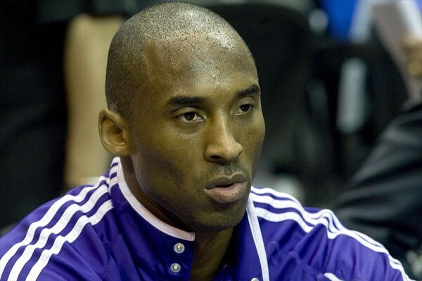 Kobe, O&#x27;Neal olmadan ilk kez finale yükseldiği yıldan sonra 2008-2009 sezonunda yine takımını finale taşıdı. Hidayet Türkoğlu&#x27;nun da önemli parçaları arasında yer aldığı Orlando Magic&#x27;i 4-1 mağlup eden Lakers, 7 yıl sonra NBA&#x27;in zirvesine çıktı. Kobe ise kariyerinde ilk defa final serisinin MVP&#x27;si seçildi. Lakers, 2009-2010 sezonunda 2 yıl önce finali kaybettiği Celtics&#x27;ten 4-3&#x27;lük skorla rövanşı aldı. Art arda final serisinin MVP&#x27;si seçilen Bryant böylece 5. şampiyonluk yüzüğünü taktı ve kendisinden şüphe edenlere en güzel cevabı verdi.İdolü ve sürekli mukayese edildiği Michael Jordan&#x27;ın 6 şampiyonluk sayısını geçmek isteyen Bryant, sonraki 2 sezonda Batı Konferansı yarı finalinden ötesini göremedi. 2010-2011 sezonunda Mavericks, sonraki yıl ise Kevin Durant ve Russell Westbrook&#x27;lu Oklahoma City Thunder, Kobe&#x27;nin hayalinin gerçekleşmesine izin vermedi. 2012 yazında Dwight Howard ve Steve Nash&#x27;i kadroya katmasıyla şampiyonluğun favorisi olarak gösterilen Lakers, bir türlü beklenen oyunu sergileyemedi. Kobe, 10 Nisan 2013&#x27;te oynadığı 47 sayı, 8 ribaunt, 5 asist, 4 blok ve 3 top çalmalık maçta &quot;5 istatistikte aynı anda bu sayılara ulaşan ilk NBA oyuncusu&quot; olarak tarihe geçti.Maç başına ürettiği 27,3 sayı, 6 asist ve 5,6 ribauntla takımını sürükleyen Bryant, 2 gün sonra çıktığı Golden State Warriors maçında sol aşil tendonunda meydana gelen yırtık sebebiyle sezonu kapattı ve 8 ay basketboldan uzak kaldı. 2013-2014 sezonunda yeniden formasına kavuşan deneyimli oyuncu, 6 maça çıktıktan sonra 18 Aralık 2013&#x27;te sol dizindeki çatlak yüzünden sezonu kapattı. - Sputnik Türkiye