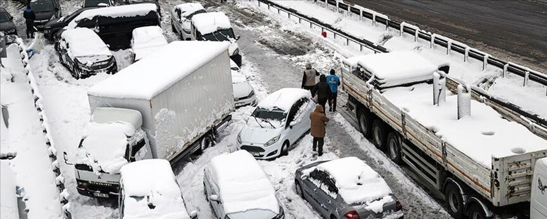İstanbul'da kar nedeniyle yolda kalan araçlar çekiliyor - Sputnik Türkiye, 1920, 25.01.2022