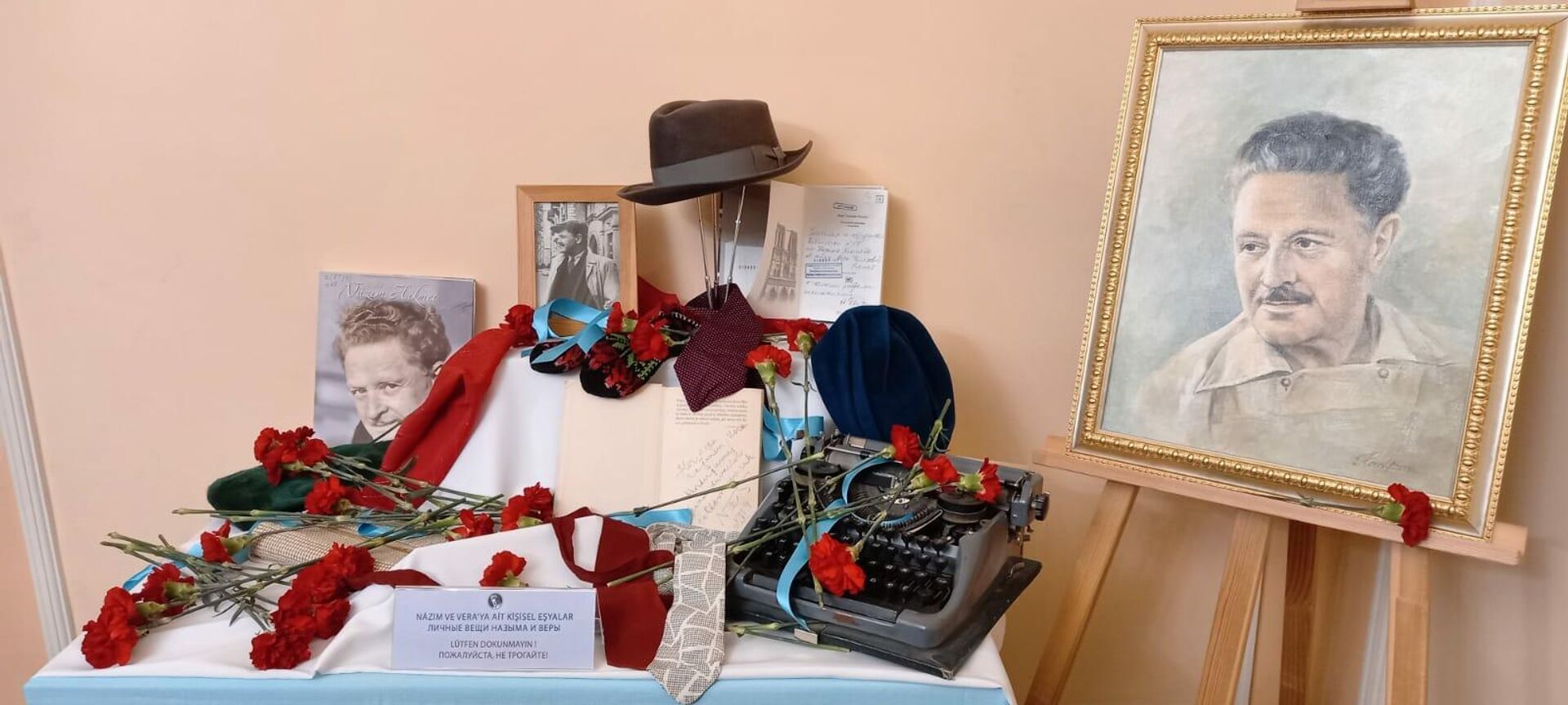 Etkinlikte sergilenen Nâzım Hikmet ve eşi Vera’ya ait şapka, eldiven, daktilo gibi kişisel eşyalar - Sputnik Türkiye, 1920, 26.01.2022