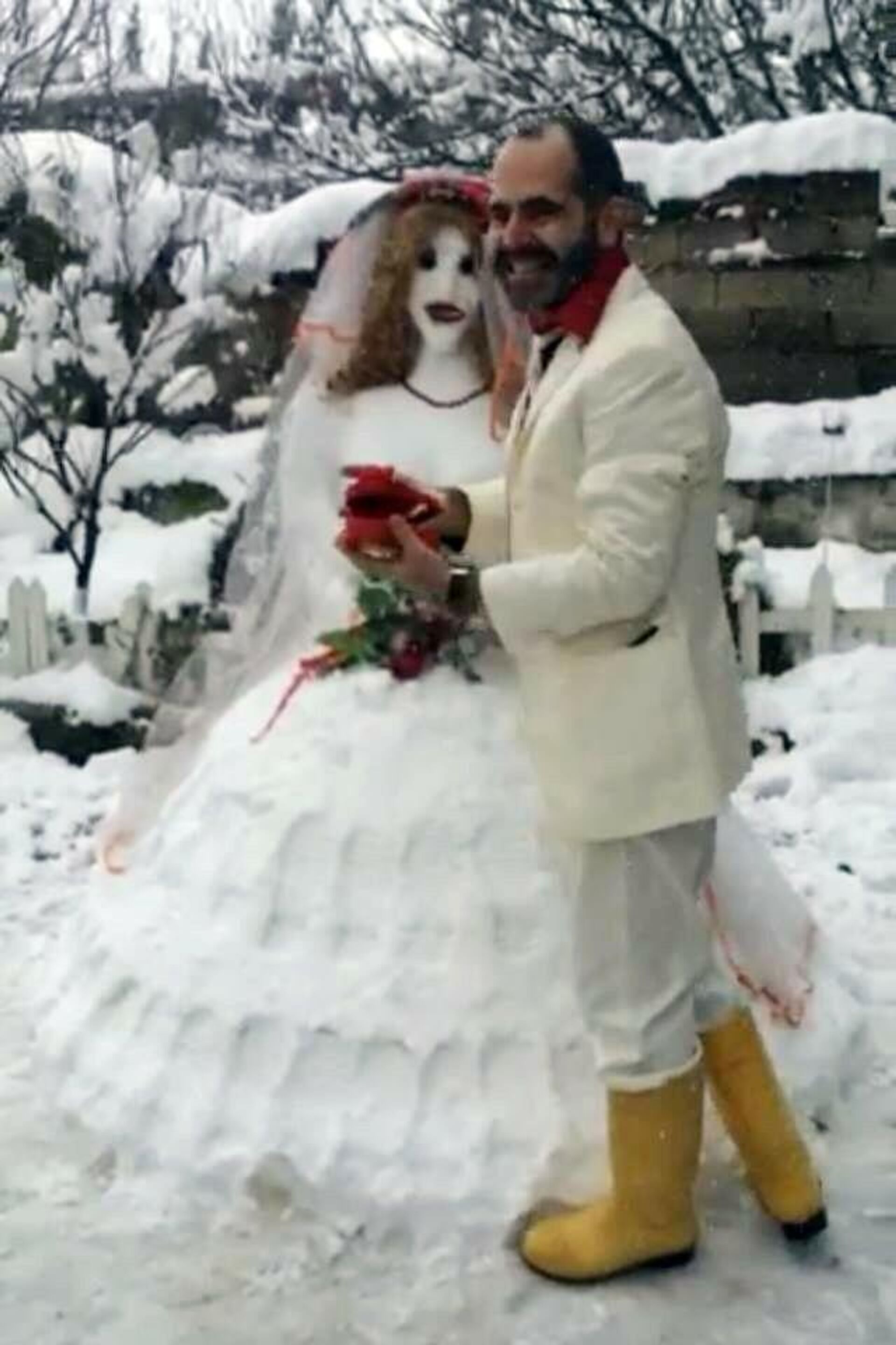 Bursa'da 7 yıl önce kardan yaptığı gelinle evlenip, sosyal medyada tıklanma rekorları kıran adam, bu kez de yaşlanan kardan karısına takma diş hediye etti. - Sputnik Türkiye, 1920, 26.01.2022