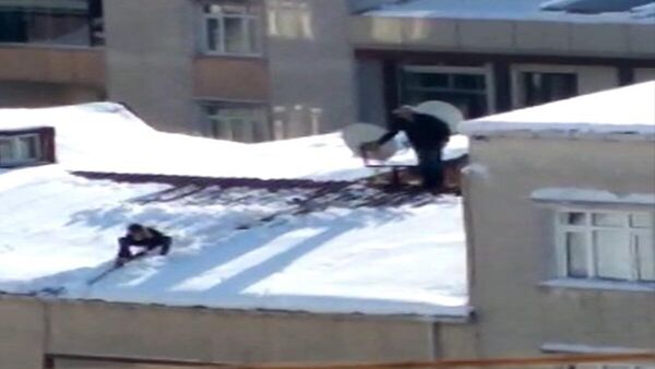 Çocuğu iple bağlayıp çatıdaki karı temizletti - Sputnik Türkiye
