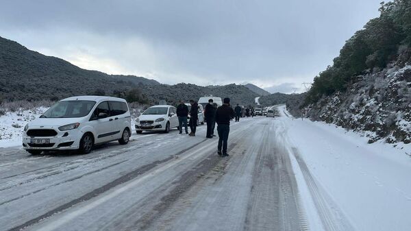 Antalya'da Kaş ve Demre arasındaki yolda 100 araç kar nedeniyle kaldı - Sputnik Türkiye