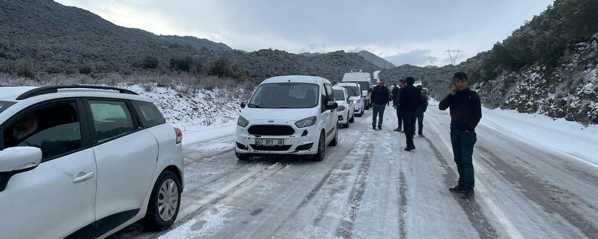 Antalya'da Kaş ve Demre arasındaki yolda 100 araç kar nedeniyle kaldı - Sputnik Türkiye, 1920, 26.01.2022