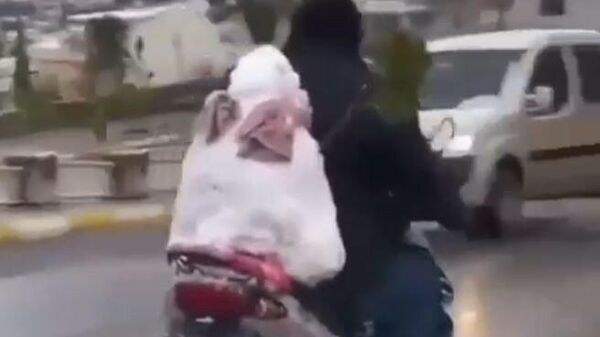 Antalya’da motosikletin arkasındaki kardan adam ile şehir turu attı  - Sputnik Türkiye