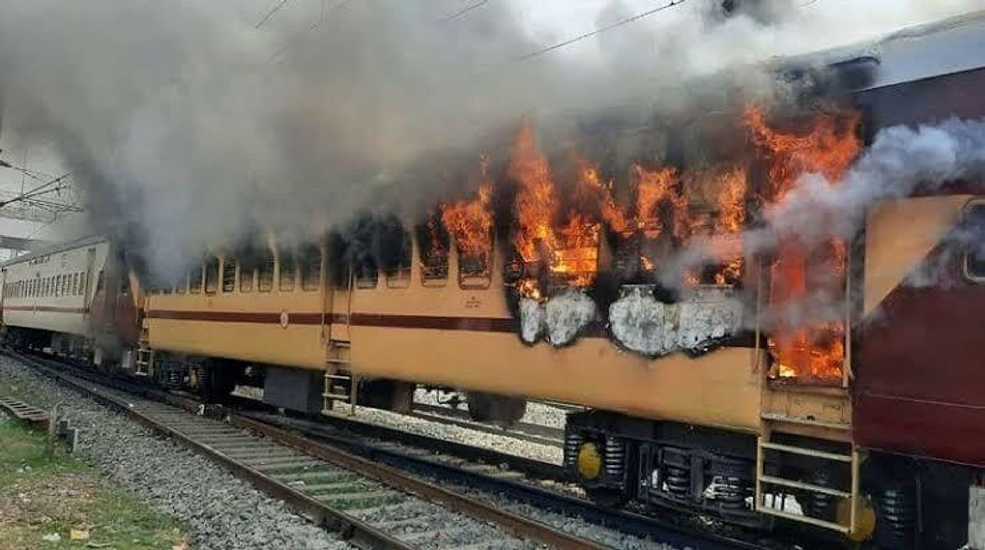  Hindistan’da demir yolları işe alım kurumu tarafından yapılan sınavları protesto eden göstericiler bir yolcu trenini ateşe verdi. - Sputnik Türkiye, 1920, 02.06.2023