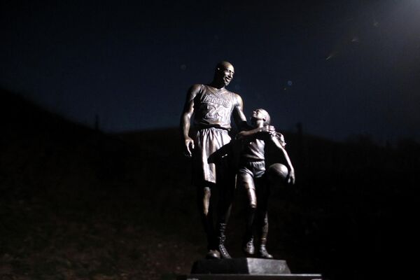 NBA efsanesi Kobe Bryant ve kızı Gianna&#x27;nın bronz bir heykeli, Kaliforniya&#x27;nın Calabasas ilçesindeki kaza yerine dikildi. - Sputnik Türkiye