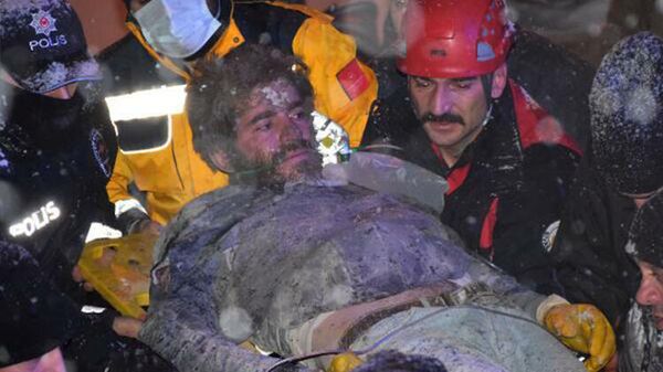 İtfaiye başçavuşu boru içinde 200 metre sürünüp, baygın işçiye hayat verdi - Sputnik Türkiye