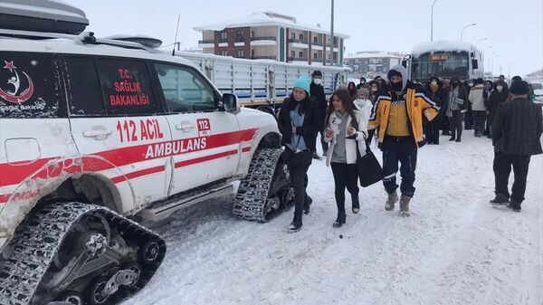 Üniversite öğrencileri final sınavlarına paletli ambulansla yetiştirildi - Sputnik Türkiye