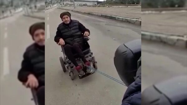 Bursa'da bir motokurye, aküsü biten engelli aracını motosikletiyle çekti, yolda kalan engelli vatandaşı gideceği yere kadar götürdü. Kameralara yansıyan o anlar, sosyal medyada büyük ilgi gördü. - Sputnik Türkiye
