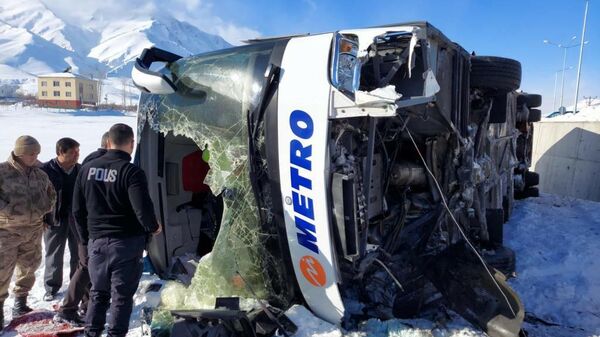 Kontrolden çıkan yolcu otobüsü devrildi: 9 yaralı - Sputnik Türkiye