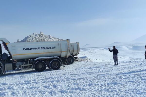 Kuruyan Meke Gölü'ne kamyonlarla kar taşınıyor - Sputnik Türkiye