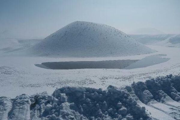 Kuruyan Meke Gölü'ne kamyonlarla kar taşınıyor - Sputnik Türkiye