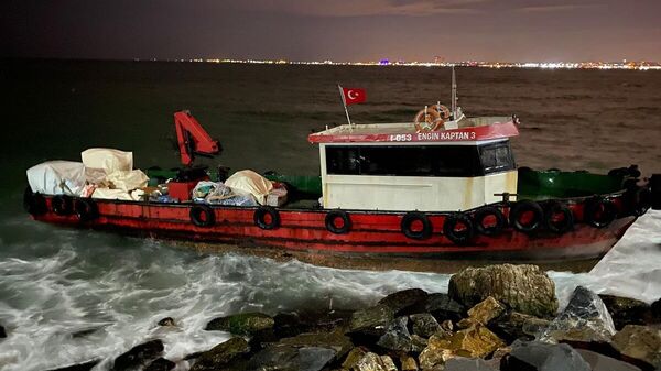 Kadıköy'ün Moda sahilinde şiddetli rüzgar nedeniyle balıkçı teknesi karaya oturdu. Teknede mahsur kalan 2 kişi itfaiye ekipleri tarafından kurtarıldı. - Sputnik Türkiye