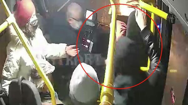 Düzce'de halk otobüsünde fenalaşan kadın yolcu, şoför tarafından hastaneye yetiştirildi. - Sputnik Türkiye