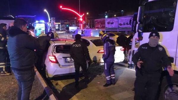 Kazaya karışan TIR'ın sürücüsü alkollü, otomobilin sürücüsü pozitif çıktı - Sputnik Türkiye
