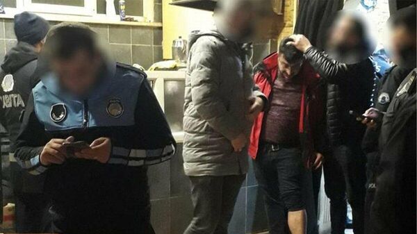İstanbul Bağcılar’da polis ekipleri, kumar oynandığı ihbarı üzerine bir mekana baskın düzenledi. Mekan sahibinin polis ekiplerine sandalye ve bardak fırlatması sonucu, 4 polis memuru yaralanırken, olayla ilgili 4 kişi gözaltına alındı. - Sputnik Türkiye