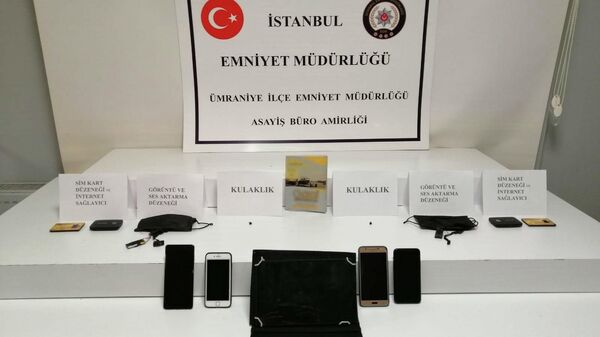 İstanbul’da ehliyet sınavında cerrahi maskeye kopya düzeneği kuran 5 kişi yakalandı  - Sputnik Türkiye