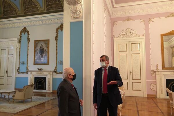 Aynı zamanda Mavi ve Pembe Salon&#x27;u da gezdiren Burakov, daha önce salonlarda yapılmış olan etkinliklere dair anlatılarda bulundu. - Sputnik Türkiye