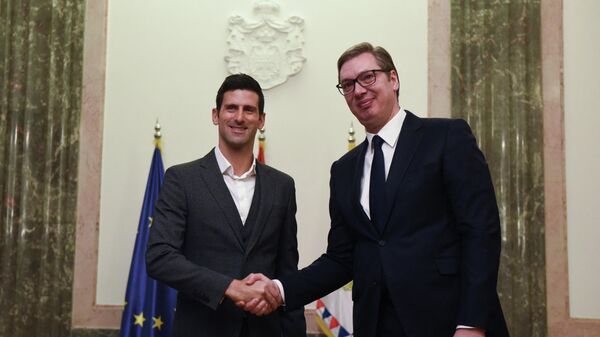 Sırbistan Devlet Başkanı Aleksandar Vucic, Belgrad'da Sırp tenis yıldızı Novak Djokovic'i ağırlayıp 'Avustralya'daki büyük mücadelesini' övdü.  - Sputnik Türkiye