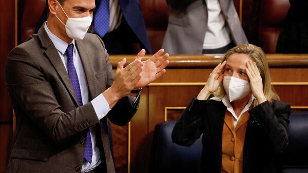 İspanya parlamentosunun bir oturumunda Başbakan Pedro Sanchez ile Ekonomi Bakanı Nadia Calvino - Sputnik Türkiye