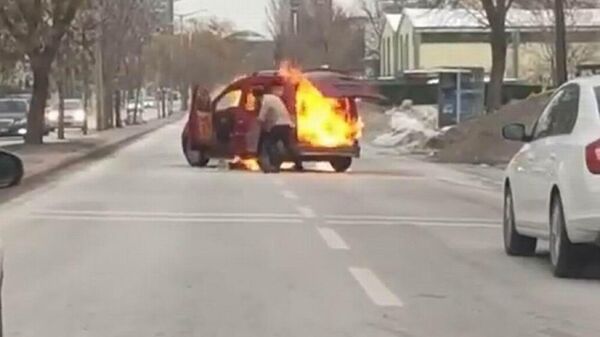 Konya’da bir kişi, yol ortasında hafif ticari aracı ile durduktan sonra aracı ateşe verip yaktı. - Sputnik Türkiye