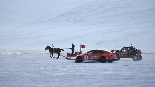 Çıldır Gölü'nde şampiyonluk kazandıran araçlar ve atlı kızak - Sputnik Türkiye