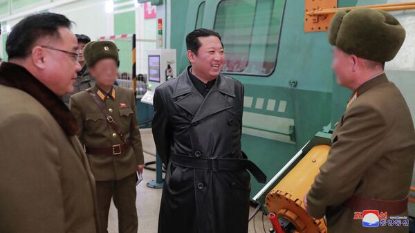 Devlet medyası KCNA'nın Kuzey Kore'de açıklanmayan bir yerde 'büyük bir silah sistemi' olduğunu söylediği şeyi üreten bir mühimmat fabrikasını ziyaret eden Kim Jong-un - Sputnik Türkiye