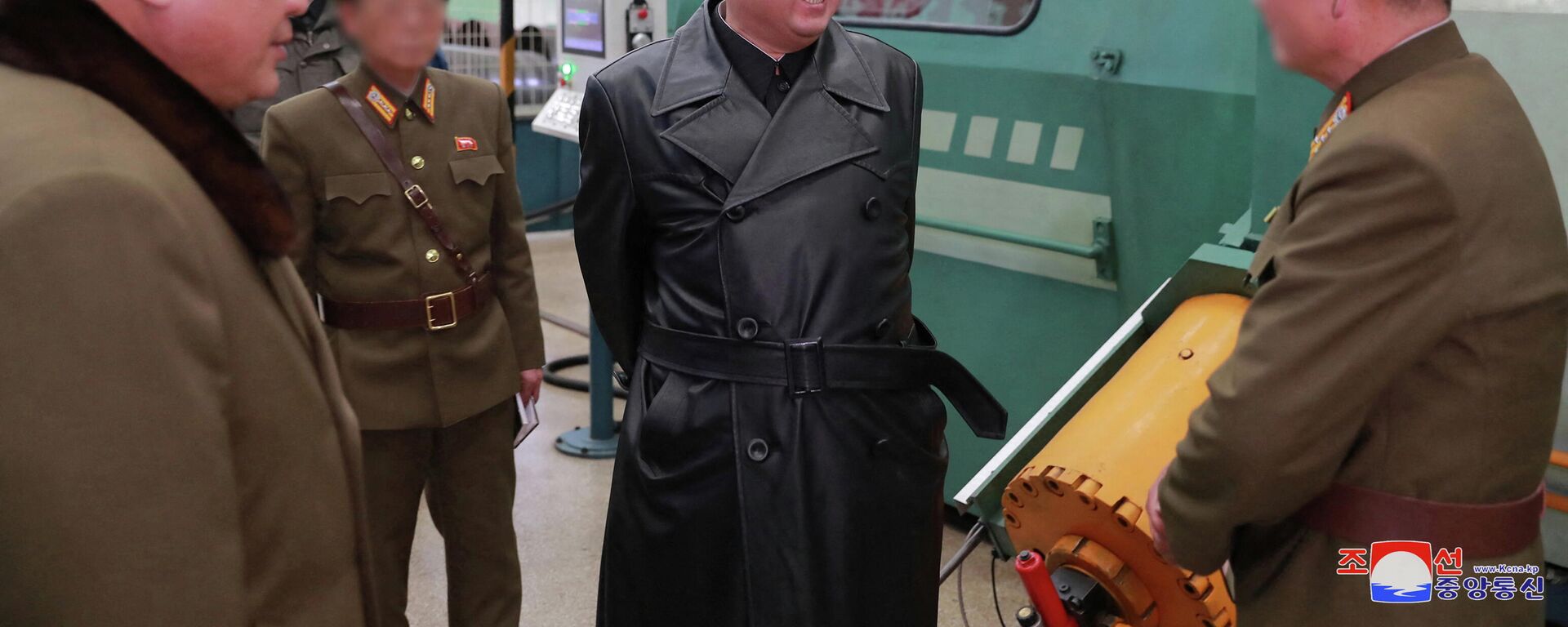 Devlet medyası KCNA'nın Kuzey Kore'de açıklanmayan bir yerde 'büyük bir silah sistemi' olduğunu söylediği şeyi üreten bir mühimmat fabrikasını ziyaret eden Kim Jong-un - Sputnik Türkiye, 1920, 06.02.2022