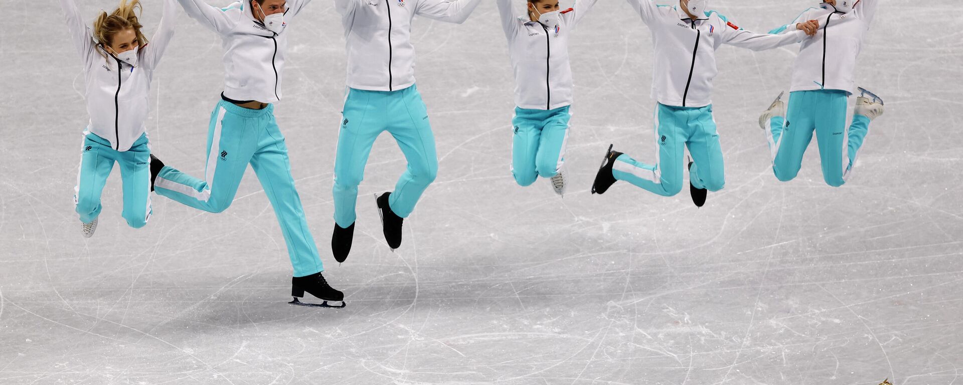 Pekin 2022 Kış Olimpiyat Oyunları'nda (#Beijing2022) artistik buz pateni tek erkeklerde yarışan Mark Kondratyuk, çiftlerde yarışan Anastasya Mişina ile Aleksandr Gallyamov, buz dansında yarışan Viktoriya Sinitsina ile Nikita Katsalapov, tek kadınlarda yarışan Kamila Valiyeva, törende takım turnuvasında altın madalyanın sahibi olmalarını kutlarken - Sputnik Türkiye, 1920, 07.02.2022