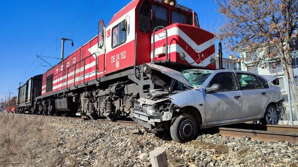 Ankara'da tren otomobile çarptı: 1 kişi öldü, 2 kişi yaralandı - Sputnik Türkiye