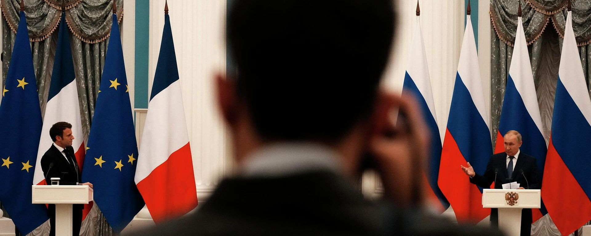 Rusya Devlet Başkanı Vladimir Putin ile Fransa Cumhurbaşkanı Emmanuel Macron - Sputnik Türkiye, 1920, 08.02.2022