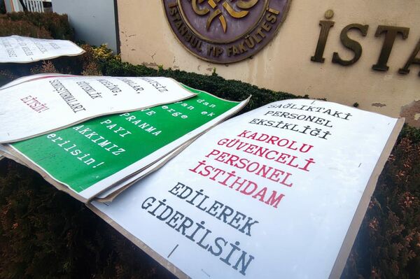 İstanbul'da sağlık çalışanlarının grevde taşıdığı pankartlar - Sputnik Türkiye
