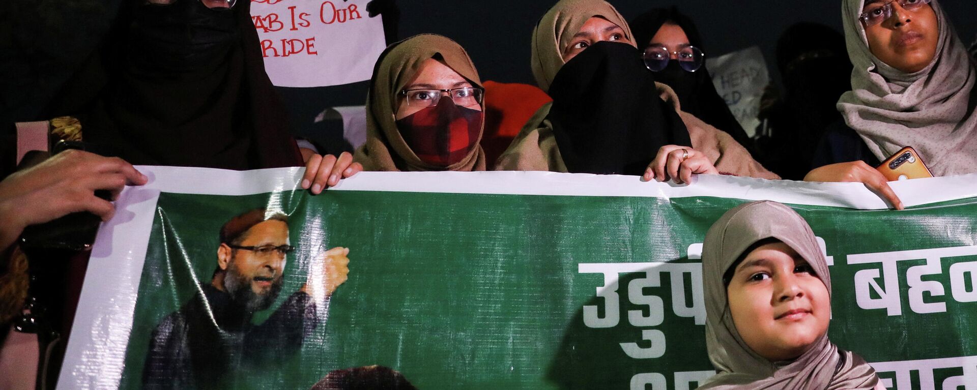 Hindistan'ın Karnataka eyaletinde okullarda getirilen İslami örtünme yasağına karşı çıkan Müslüman öğrencilere destek için Tüm Hindistan Meclis-i İttihad-ı Müslimin (AIMM) partisi tarafından Yeni Delhi'de düzenlenen protestoya katılan kadınlarla kız çocukları - Sputnik Türkiye, 1920, 09.02.2022