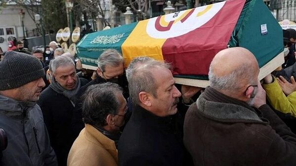 Eski futbolcu ve MHP Merkez Yürütme Kurulu üyesi Saffet Sancaklı, eski Gatasaray Başkanı Selahattin Beyazıt'ın cenaze töreninde tabut taşıdığı sırada hırsızlar tarafından soyuldu.
 - Sputnik Türkiye