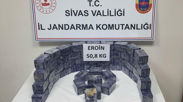 Sivas'ta yolcu otobüsünde 50 kilogram eroin ele geçirildi - Sputnik Türkiye