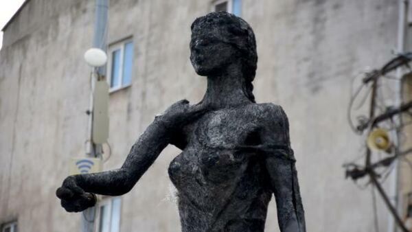 Adalet Anıtı’nı kadın kıyafeti giyerek yakmış - Sputnik Türkiye