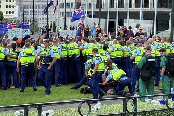 &#x27;Araçlı protestolar&#x27; salı günü ülkenin dört bir yanından geldiği belirtilen çoğu maskesiz yaklaşık 1000 protestocunun araçlarıyla 8 Şubat&#x27;ta başkent sokaklarını saatlerce tıkaması ve ardından parlamentonun önünde toplanmasıyla başlamıştı. - Sputnik Türkiye