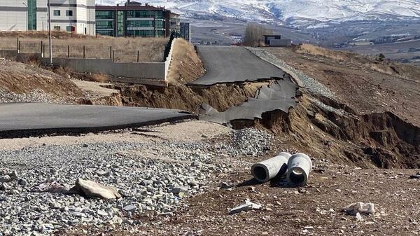 Ankara'nın Gölbaşı ilçesinin Seğmenler Mahallesi'nde yeni yapılan yolda oluşan göçüklerden sonra yol bugün tamamen çöktü.  - Sputnik Türkiye
