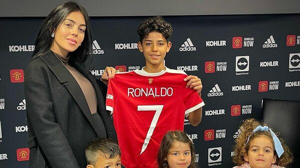Cristiano Ronaldo'nun oğlu Manchester United'a imza attı - Sputnik Türkiye