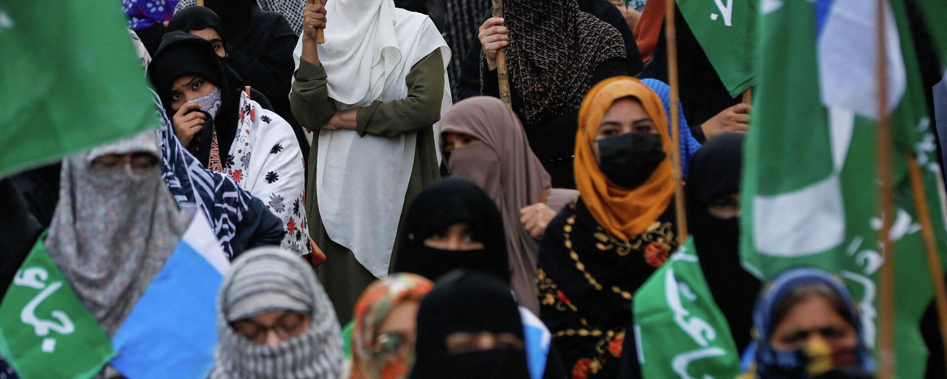 Hindistan'ın güney eyaleti Karnataka'da bazı yüksek okullarda İslamcı örtünme yasağı gerekçesiyle hicap kullanan Müslüman kız öğrencilerin derslere alınmamasına karşı Pakistan'ın Karaçi kentinde düzenlenen bir protesto - Sputnik Türkiye, 1920, 12.02.2022