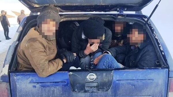Van’da polisten kaçan kamyonette 18 kaçak göçmen çıktı - Sputnik Türkiye