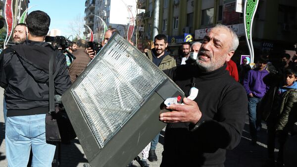 Diyarbakır’da elektrik zammı protestoları: Esnaf elektrikli soba fırlattı
 - Sputnik Türkiye