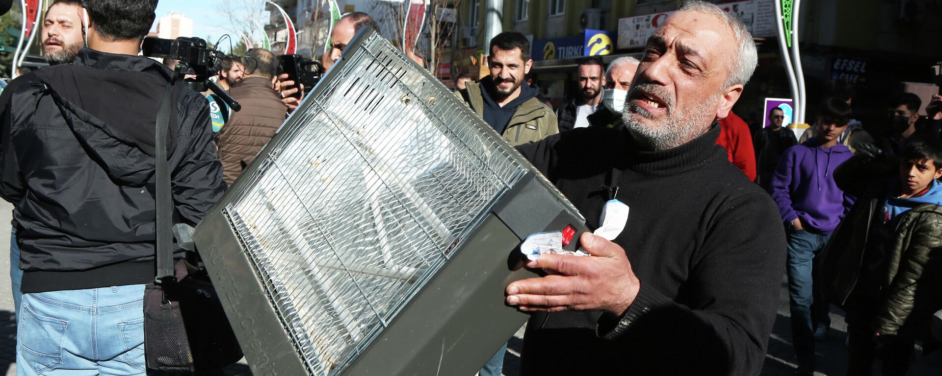 Diyarbakır’da elektrik zammı protestoları: Esnaf elektrikli soba fırlattı
 - Sputnik Türkiye, 1920, 13.02.2022