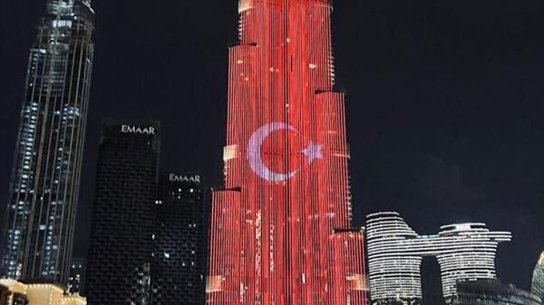 Birleşik Arap Emirlikleri'nin (BAE) en yüksek binası Burj Khalifa'ya, Cumhurbaşkanı Recep Tayyip Erdoğan'ın ülkeye ziyareti öncesi Türk bayrağı ve Türkçe Hoş geldiniz yazısı yansıtıldı. - Sputnik Türkiye