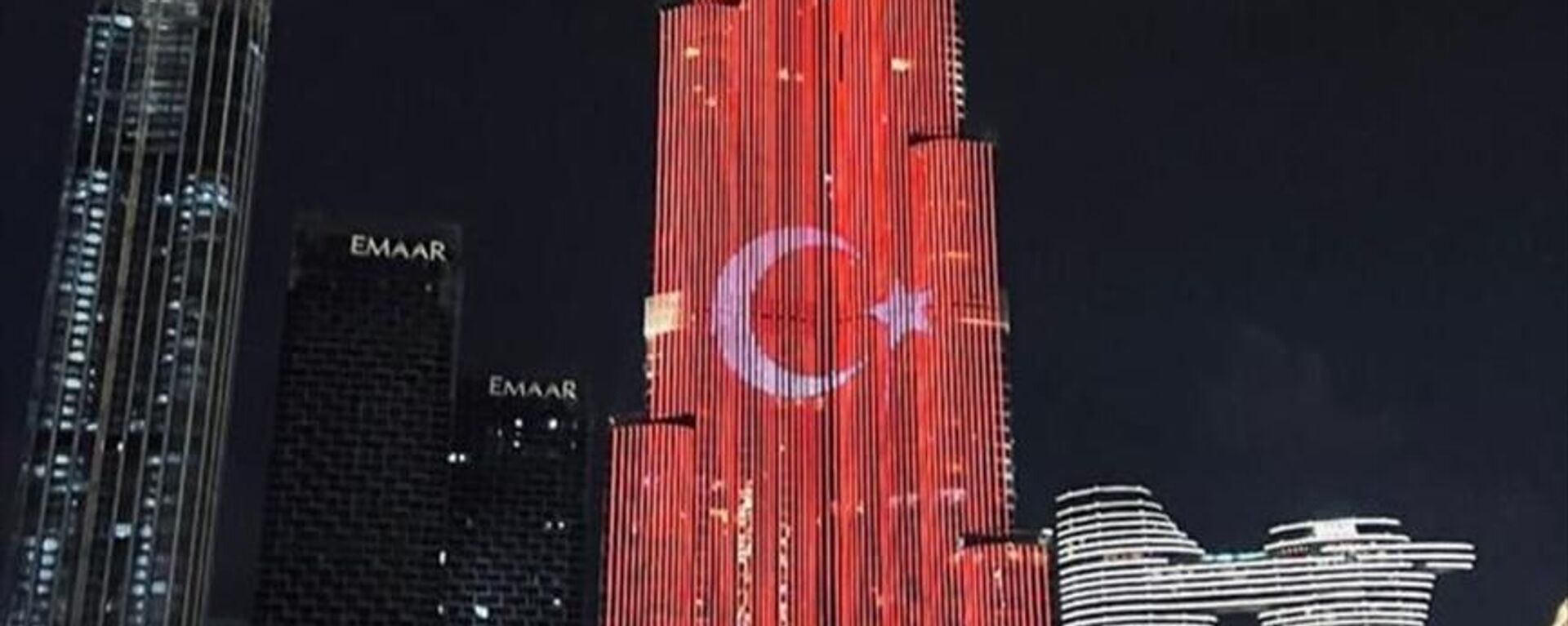 Birleşik Arap Emirlikleri'nin (BAE) en yüksek binası Burj Khalifa'ya, Cumhurbaşkanı Recep Tayyip Erdoğan'ın ülkeye ziyareti öncesi Türk bayrağı ve Türkçe Hoş geldiniz yazısı yansıtıldı. - Sputnik Türkiye, 1920, 13.02.2022