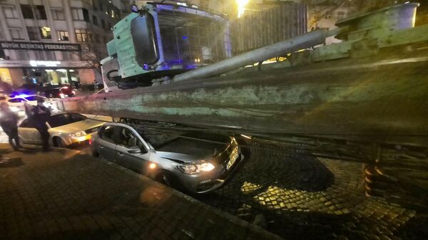Beşiktaş'ta TIR'ın taşıdığı vinç araçların üzerine devrildi - Sputnik Türkiye