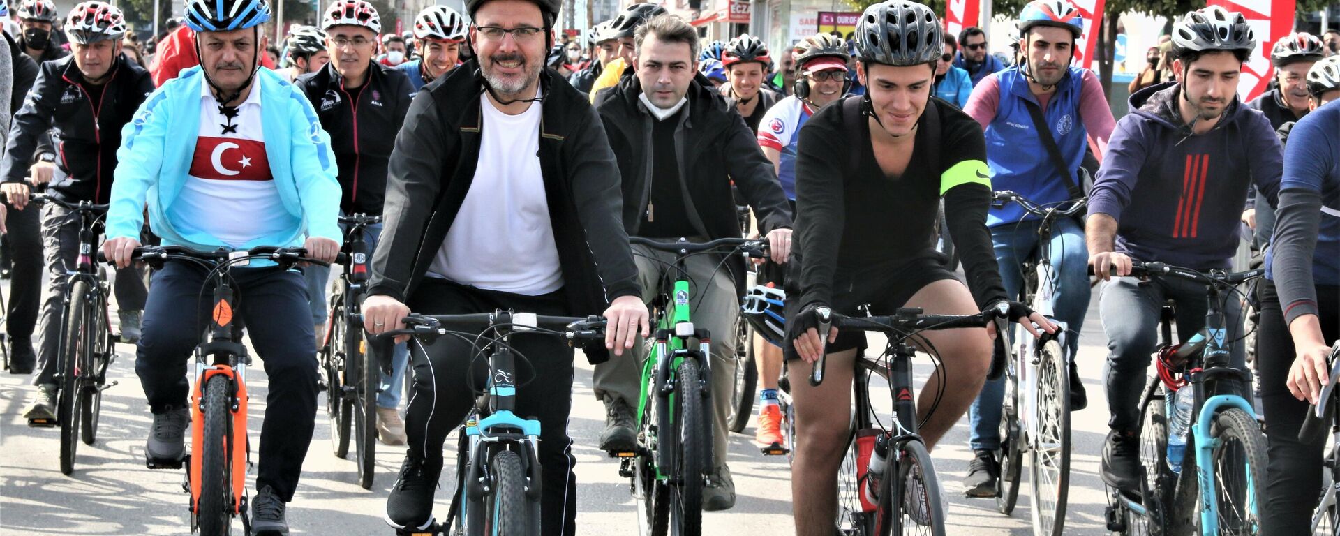 Gençlik ve Spor Bakanı Kasapoğlu, Antalya Bisiklet Turu'nda pedal çevirdi - Sputnik Türkiye, 1920, 14.02.2022