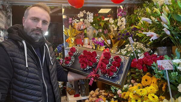 Çiçekçilerin Sevgililer Günü mesaisi geceden başladı: 'Çiftlerimizi mutlu etmek için çalışıyoruz' - Sputnik Türkiye