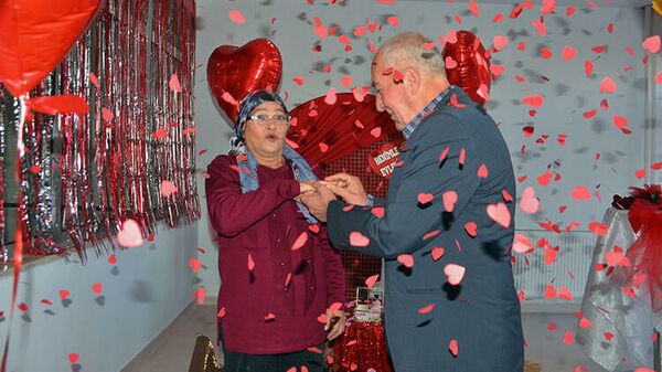 Huzurevinde Sevgililer Günü'nde evlilik teklifi - Sputnik Türkiye
